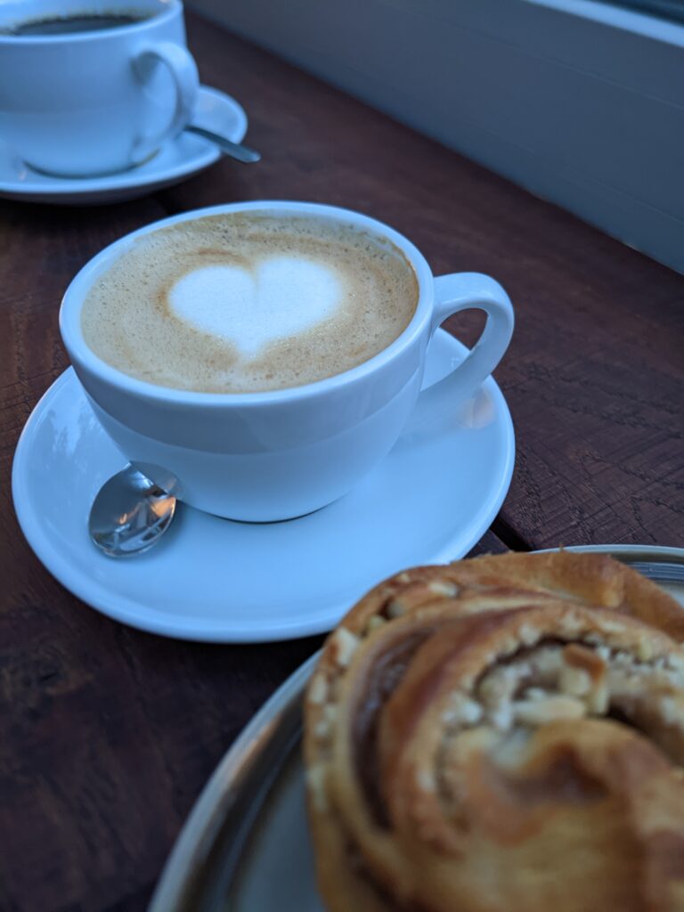 eine Tasse Kaffee mit einem Herz aus Milchschaum
