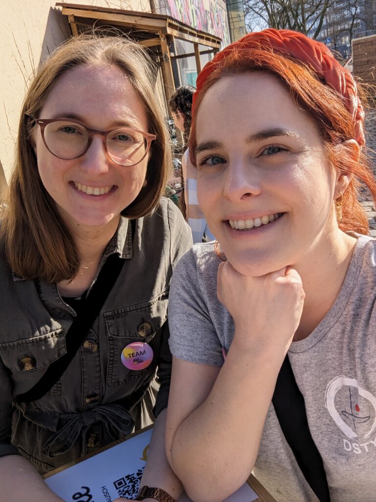 Christina und Corinna lächeln in die Kamera