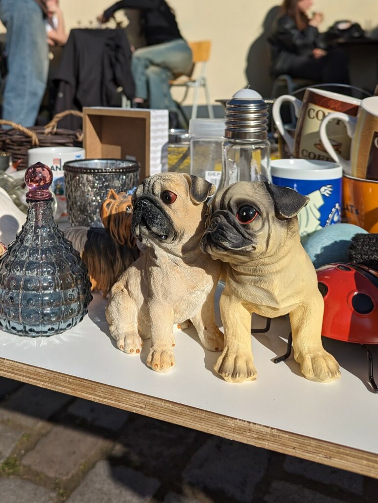 Zwei Dekohunde schauen mit großen Augen